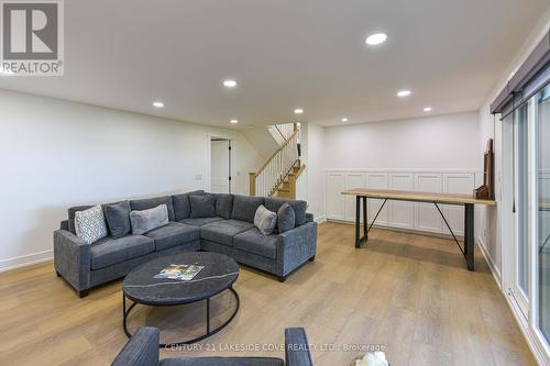 6 Thicketwood Place, Ramara, ON - Indoor Photo Showing Living Room