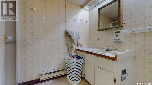 1425 Mcintosh Street, Regina, SK - Indoor Photo Showing Bathroom