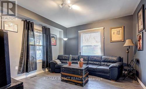 137 Elgin Street E, Oshawa, ON - Indoor Photo Showing Living Room