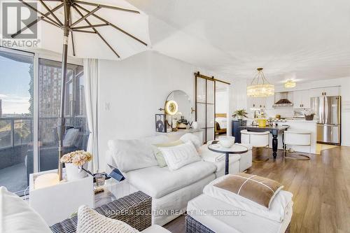 915 - 3880 Duke Of York Boulevard, Mississauga, ON - Indoor Photo Showing Living Room