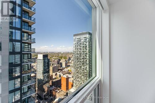 4005 - 327 King Street W, Toronto, ON - Outdoor