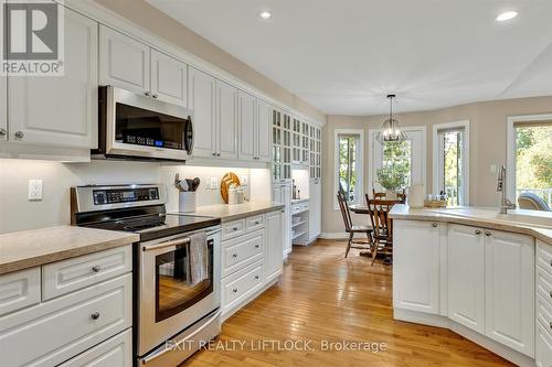 7 Hillview Drive, Kawartha Lakes (Bobcaygeon), ON - Indoor Photo Showing Kitchen With Upgraded Kitchen