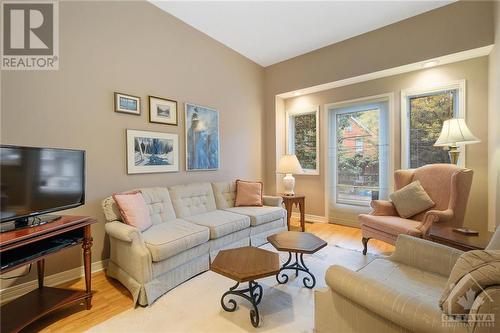 living rm - 130 Hawthorne Avenue Unit#A, Ottawa, ON - Indoor Photo Showing Living Room