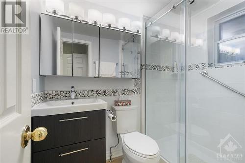 primary ensuite 3-pc w/walk in shower - 130 Hawthorne Avenue Unit#A, Ottawa, ON - Indoor Photo Showing Bathroom