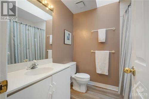 2nd full bathroom - 4 pc w/tub/shower - 130 Hawthorne Avenue Unit#A, Ottawa, ON - Indoor Photo Showing Bathroom