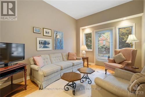 A - 130 Hawthorne Avenue, Ottawa, ON - Indoor Photo Showing Living Room