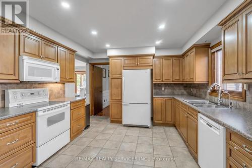 4226 Sugarbush Road, Mississauga, ON - Indoor Photo Showing Kitchen With Double Sink