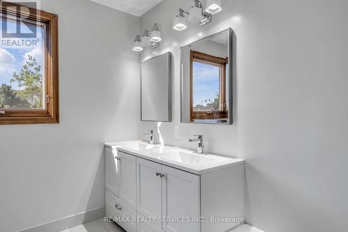 4226 Sugarbush Road, Mississauga, ON - Indoor Photo Showing Bathroom