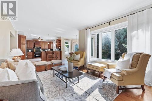 9 Winterport Court, Richmond Hill, ON - Indoor Photo Showing Living Room