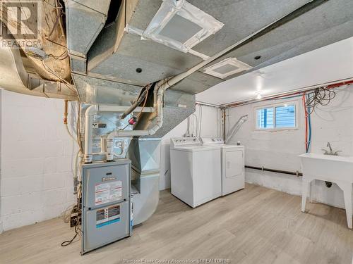 1046 Albert Road, Windsor, ON - Indoor Photo Showing Laundry Room