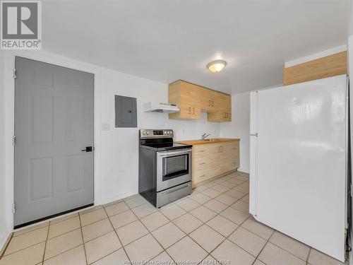 1046 Albert Road, Windsor, ON - Indoor Photo Showing Kitchen