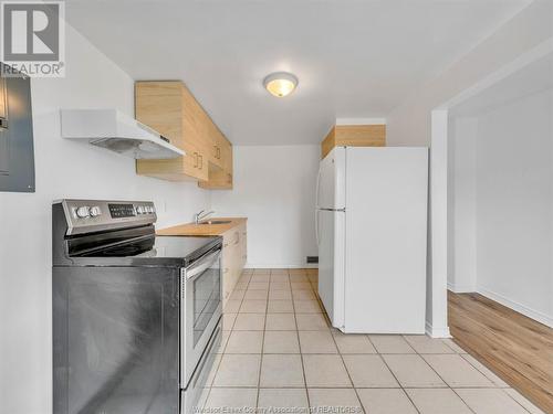 1046 Albert Road, Windsor, ON - Indoor Photo Showing Kitchen