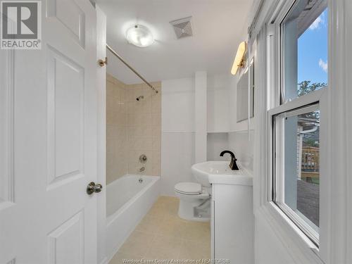 1046 Albert Road, Windsor, ON - Indoor Photo Showing Bathroom