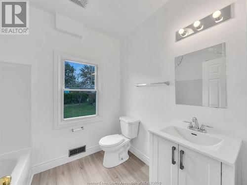 1046 Albert Road, Windsor, ON - Indoor Photo Showing Bathroom