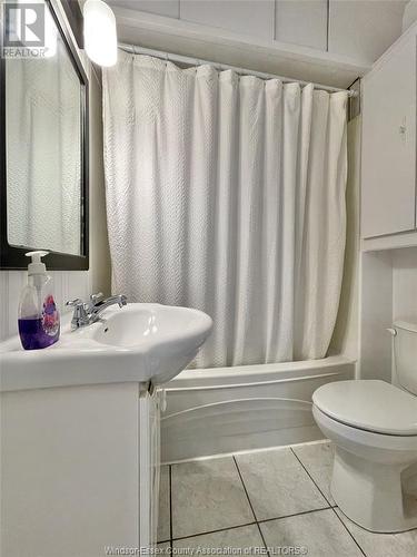 966 Curry, Windsor, ON - Indoor Photo Showing Bathroom