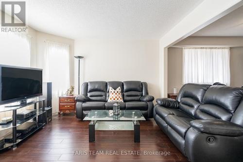 67 Kenwell Crescent, Barrie, ON - Indoor Photo Showing Living Room