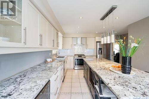 67 Kenwell Crescent, Barrie, ON - Indoor Photo Showing Kitchen With Upgraded Kitchen