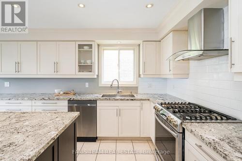 67 Kenwell Crescent, Barrie, ON - Indoor Photo Showing Kitchen With Upgraded Kitchen