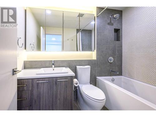 885 University  Drive Unit# 202, Kamloops, BC - Indoor Photo Showing Bathroom