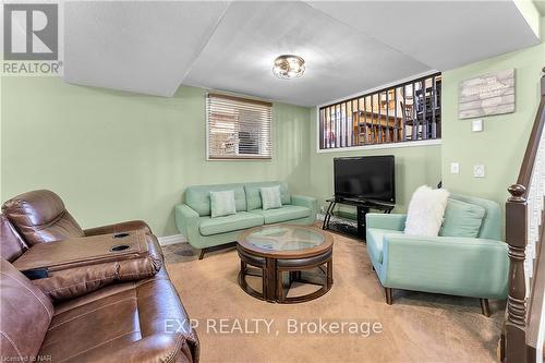 55 Thorold Avenue, Thorold, ON - Indoor Photo Showing Living Room