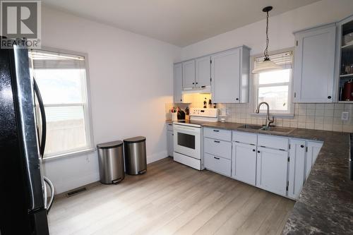 7357 9Th Street, Grand Forks, BC - Indoor Photo Showing Kitchen With Double Sink