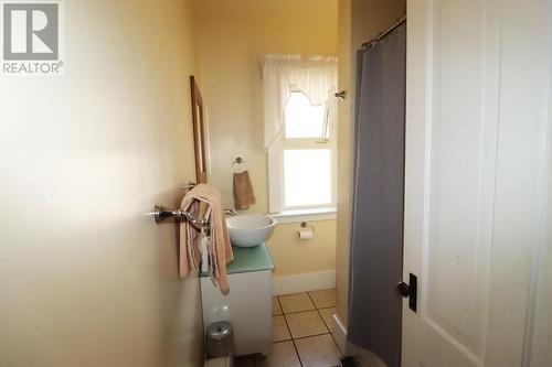 7357 9Th Street, Grand Forks, BC - Indoor Photo Showing Bathroom