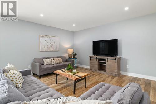 10 King Street, Kawartha Lakes, ON - Indoor Photo Showing Living Room