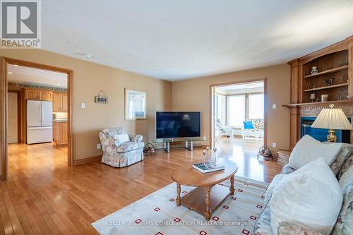 8485 Highway 93, Tiny, ON - Indoor Photo Showing Living Room