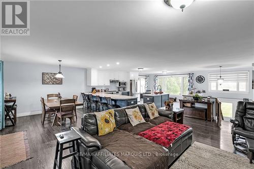 5269 Macleod Road, South Stormont, ON - Indoor Photo Showing Living Room