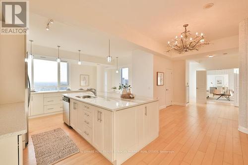 2201 - 1 Hurontario Street, Mississauga, ON - Indoor Photo Showing Kitchen