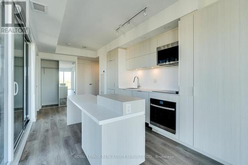 911 - 370 Martha Street, Burlington, ON - Indoor Photo Showing Kitchen