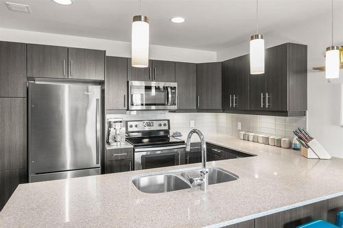 3 880 Rathgar Avenue, Winnipeg, MB - Indoor Photo Showing Kitchen With Double Sink With Upgraded Kitchen