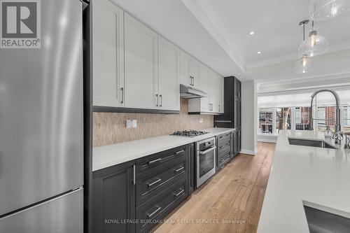 4 - 509 Elizabeth Street, Burlington, ON - Indoor Photo Showing Kitchen With Upgraded Kitchen