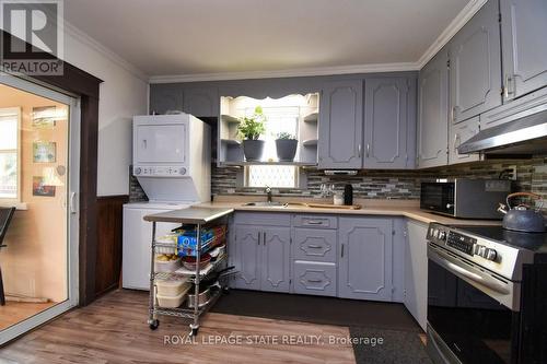 122 Clara Street, Thorold, ON - Indoor Photo Showing Kitchen