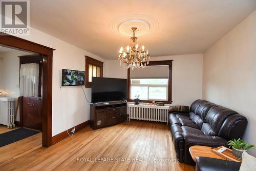 122 Clara Street, Thorold, ON - Indoor Photo Showing Living Room