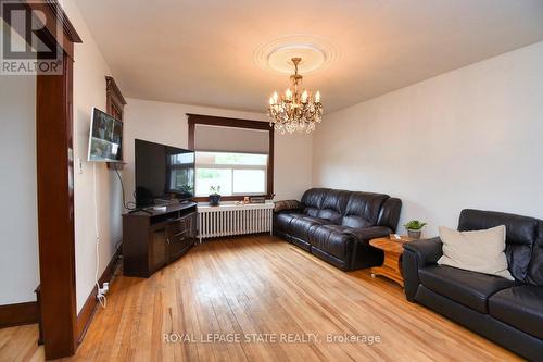 122 Clara Street, Thorold, ON - Indoor Photo Showing Living Room