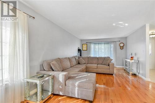 1044 Montrose Street, Brockville, ON - Indoor Photo Showing Living Room