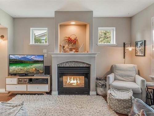 1337 Marchant Rd, Central Saanich, BC - Indoor Photo Showing Living Room With Fireplace