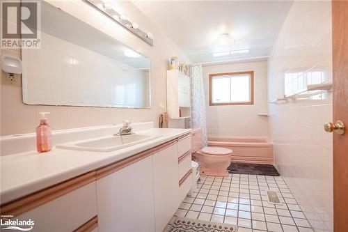 285 Crooked Bay Road, Port Severn, ON - Indoor Photo Showing Bathroom