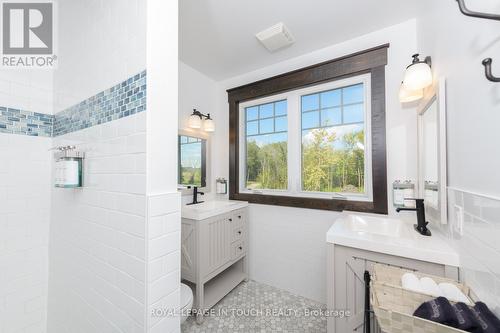 93-44 Potato Island Road, Georgian Bay, ON - Indoor Photo Showing Bathroom