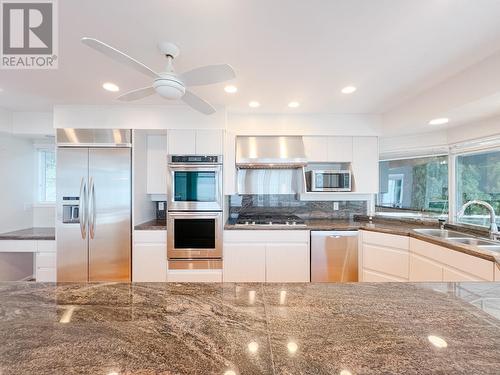 6894 Copper Cove Road, West Vancouver, BC - Indoor Photo Showing Kitchen With Double Sink With Upgraded Kitchen