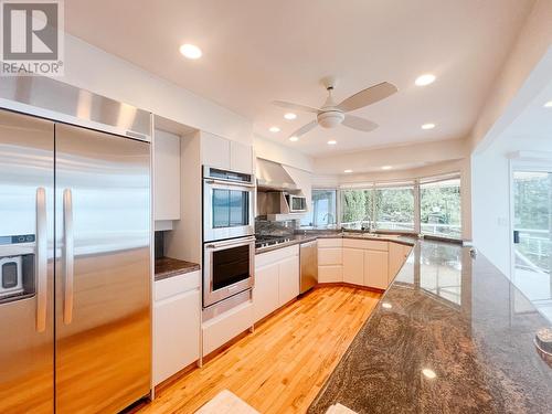 6894 Copper Cove Road, West Vancouver, BC - Indoor Photo Showing Kitchen