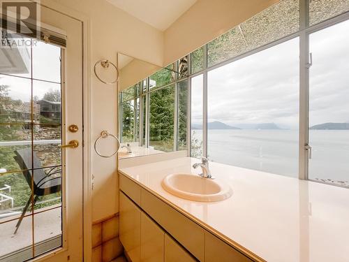 6894 Copper Cove Road, West Vancouver, BC - Indoor Photo Showing Bathroom