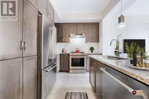 3275 Mockingbird Common, Oakville, ON - Indoor Photo Showing Kitchen With Stainless Steel Kitchen With Upgraded Kitchen