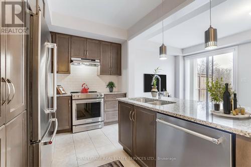 3275 Mockingbird Common, Oakville, ON - Indoor Photo Showing Kitchen With Stainless Steel Kitchen With Double Sink With Upgraded Kitchen