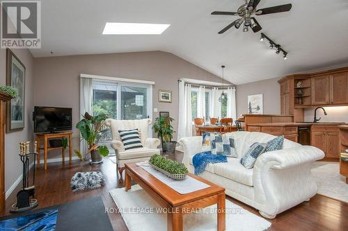 323 Pastern Trail, Waterloo, ON - Indoor Photo Showing Living Room