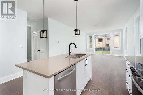 518 Bayport Boulevard, Midland, ON - Indoor Photo Showing Kitchen With Double Sink With Upgraded Kitchen