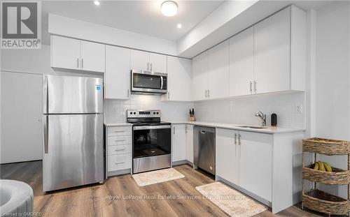 13 - 3415 Ridgeway Drive, Mississauga (Erin Mills), ON - Indoor Photo Showing Kitchen With Stainless Steel Kitchen With Upgraded Kitchen