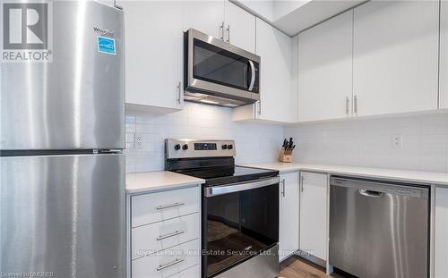 13 - 3415 Ridgeway Drive, Mississauga (Erin Mills), ON - Indoor Photo Showing Kitchen With Stainless Steel Kitchen With Upgraded Kitchen