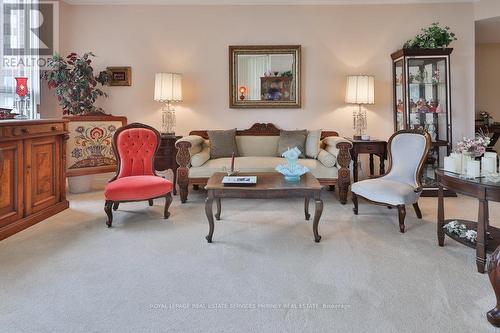 305 - 1903 Pilgrim Way, Oakville, ON - Indoor Photo Showing Living Room